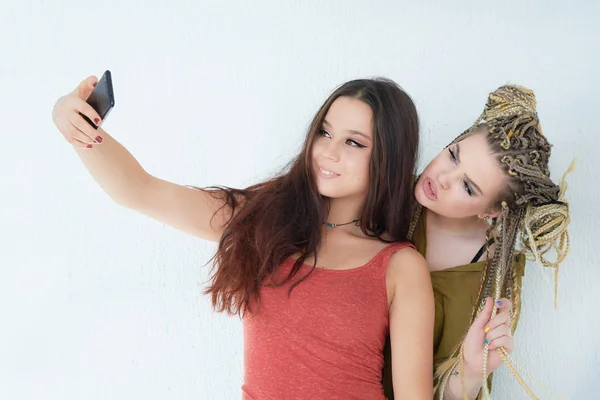 Δύο Φίλοι Παίρνουν Μια Selfie Στο Φόντο Ενός Λευκού Τοίχου — Φωτογραφία Αρχείου