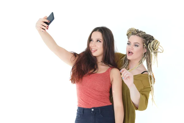 Due Amici Fanno Selfie Sullo Sfondo Muro Bianco Dipendenza Degli — Foto Stock