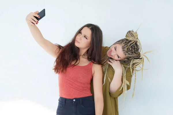 Due Amici Fanno Selfie Sullo Sfondo Muro Bianco Dipendenza Degli — Foto Stock