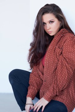 Kameraya gülümseyen çilli mutlu kızıl kızın portresi. Beyaz arkaplan.