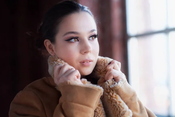 Una adolescente sola en un edificio abandonado. concepto de depresión y soledad — Foto de Stock