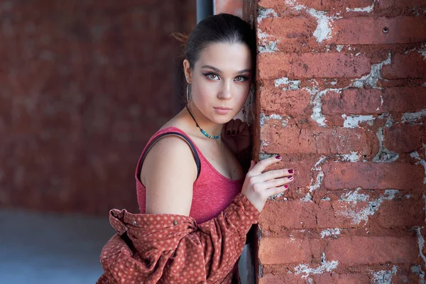 Menina adolescente sozinha em um prédio abandonado. conceito de depressão e solidão — Fotografia de Stock