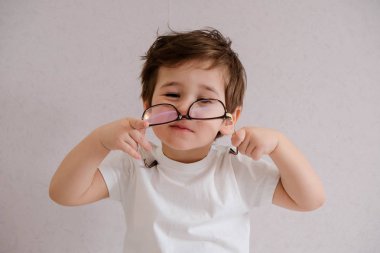 Çocuk yürümeye başlayan çocuk abaküs oyuncak oynarken gözlük ile