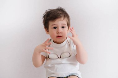 Çocuk yürümeye başlayan çocuk abaküs oyuncak oynarken gözlük ile