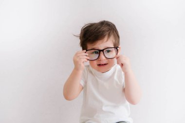 Çocuk yürümeye başlayan çocuk abaküs oyuncak oynarken gözlük ile