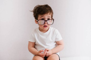 Çocuk yürümeye başlayan çocuk abaküs oyuncak oynarken gözlük ile