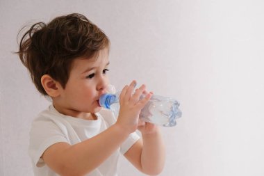 Bardak su içme çocuk portresi