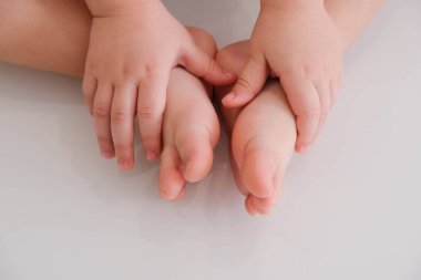 Bebek yoga egzersizleri yapıyor. Aşağı Bakan Köpek poz. Adho Mukha Svanasana