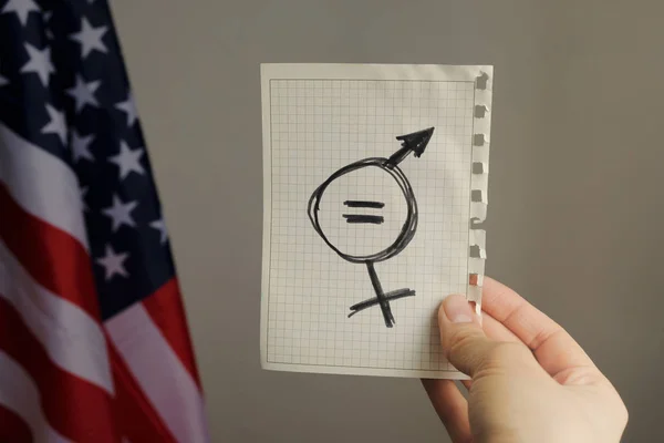 男女共同参画であることのシンボルと紙切れを表示通りで若い白人女性のクローズ アップ — ストック写真