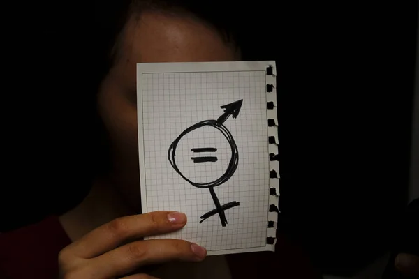 Bir Parça Kağıt Cinsiyet Eşitliği Içinde Çizilmiş Bir Simgesi Ile — Stok fotoğraf