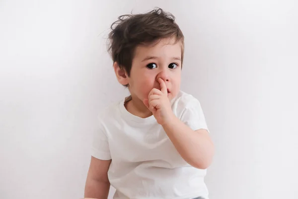 Engraçado Bebê Criança Loira Menino Escolhendo Seu Nariz — Fotografia de Stock