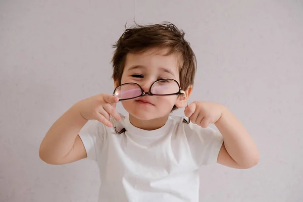 Criança Criança Menino Com Óculos Jogando Abacus Brinquedo — Fotografia de Stock
