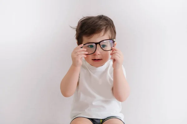 Barn Barn Pojke Med Glasögon Spela Abacus Leksak — Stockfoto