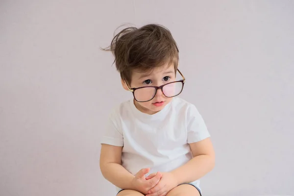 Kleinkind Junge Mit Brille Spielt Abakus Spielzeug — Stockfoto