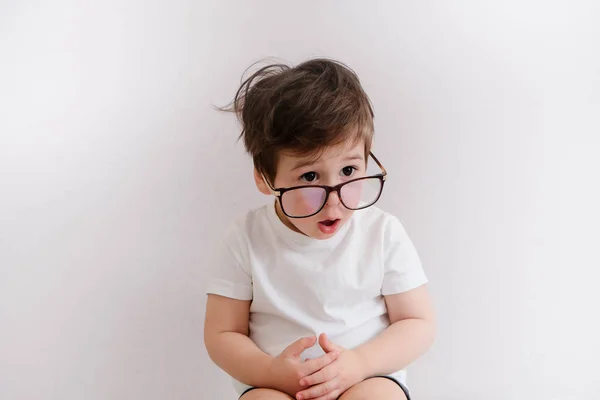 Niño Niño Pequeño Con Anteojos Jugando Abacus Juguete — Foto de Stock