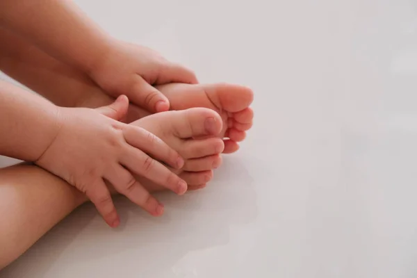 Bebê Fazendo Exercícios Ioga Posição Cão Virada Para Baixo Adho — Fotografia de Stock