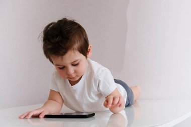 Asyalı Çocuk Cep Telefonu Oynamak