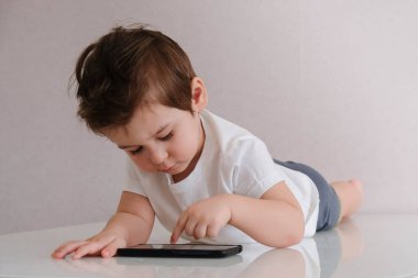 Asyalı Çocuk Cep Telefonu Oynamak