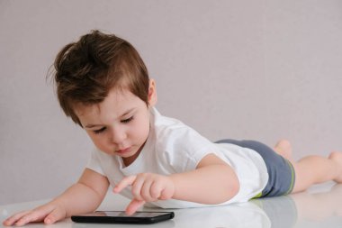 Asyalı Çocuk Cep Telefonu Oynamak