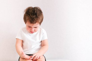 bebek 2 yaşında, ağlıyor. çocuğun cezalandırılması, üzgün çocuk.