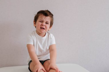 Headshot, portre kızgın çocuk çığlık, baş izole gri duvar arka plan üzerinde eller. negatif insan yüz ifadeleri, duygular, reaksiyon, hayatı algılama. çatışma çatışma kavramı. davranış