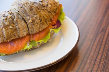 kremalı taze somon sandviç ve dereotu beyaz plaka üzerinde füme