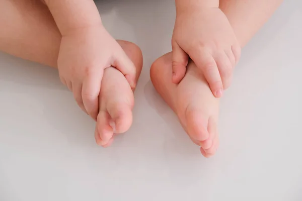 Annenin Elinde Yeni Doğmuş Bebek Ayakları Masör Küçük Bebeğin Ayaklarına — Stok fotoğraf