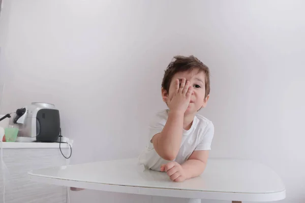 Förvånad Unge Sitter Vid Bordet Barnets Ögon Vidgades Och Munnen — Stockfoto