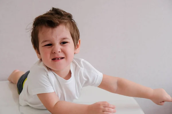 Headshot Retrato Criança Irritada Gritando Mãos Cabeça Isolado Fundo Parede — Fotografia de Stock