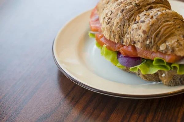 Sandwich Salmón Ahumado Con Crema Fresca Eneldo Plato Blanco — Foto de Stock