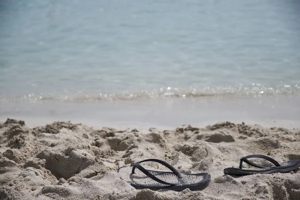 Μαύρο Flip Flops Στην Παραλία — Φωτογραφία Αρχείου