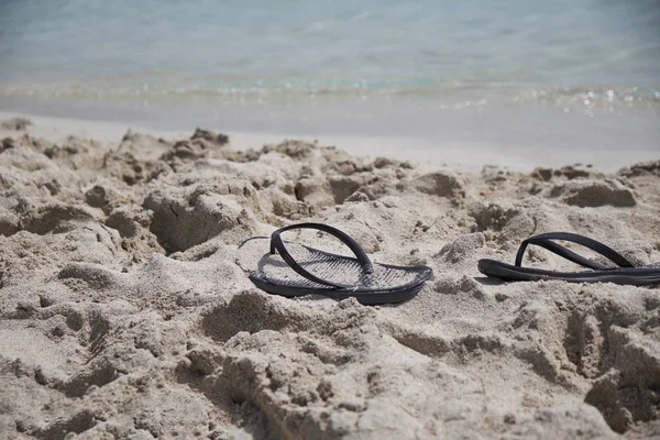 Μαύρο Flip Flops Στην Παραλία — Φωτογραφία Αρχείου
