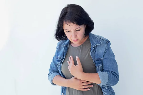 Ağrı ve sancıları kavramı. Kötü ağrı ve ağrı kalp krizi sağlık sorunu olan hasta bir kadın. Kadın yerleştirerek göğsüne eller. — Stok fotoğraf