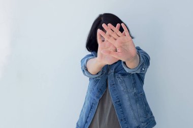 Hayır demeye hurma ile yüzünü kaplayan genç kadın. Jest eliyle Dur yapma teklifi, inkar kız. Atış, kopya alanı stüdyo