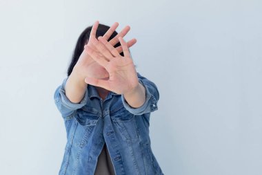 Portre portre genç kadın kötü tavır ile konuşmak el jest palm dışa izole gri duvar arka plan ile kızgın rahatsız. Negatif insan duygu yüz ifade duygu beden dili