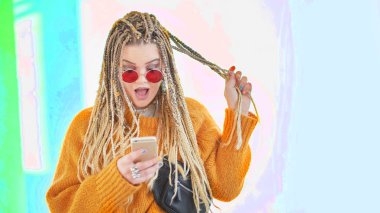 Rahatsız kadın gözlük ile hayal kırıklığı akıllı telefonu arıyorum