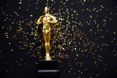 Moskova, Rusya-31 Ocak 2019: Oscar altın heykel kupa siyah bir arka plan, onun mesleği aktör zaferinin sembolü. Editoryal