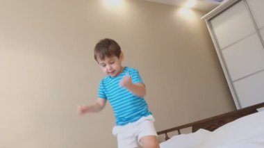 küçük çocuk yatak düşüyor ebeveyn yatak odasında atlar