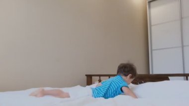 büyük ebeveyn yatak düz gülümseyen komik okul öncesi düşüyor