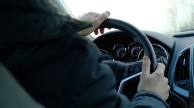 Direksiyona araba sürüş kişi elleri closeup. Adam araç kullanıyor. Yavaş hareket