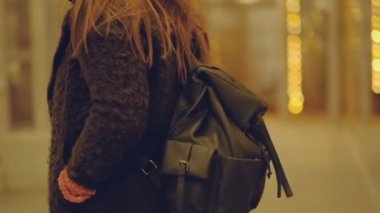 Yavaş hareket-Traveler Backpacker kadın gece şehirde seyahat. ve gece onun yolculuğunun tadını çıkarın.