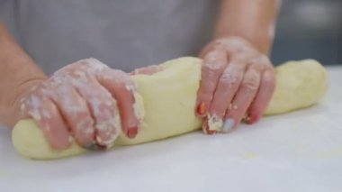 Tablo, ağır çekim unu hamur yoğurma Baker