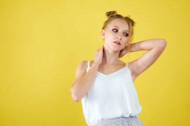 sarı parlak arka planda genç kız. güzel makyaj, parlak görüntü, metin için yer