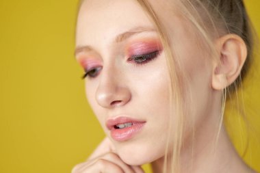 sarı parlak arka planda genç kız. güzel makyaj, parlak görüntü, metin için yer