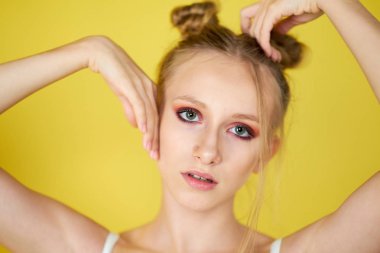 sarı parlak arka planda genç kız. güzel makyaj, parlak görüntü, metin için yer