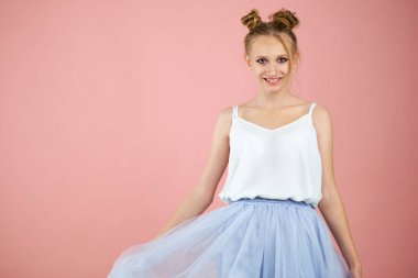 yüz şeklinde pembe gözlüklü bir kalp, bir genç güzel bir genç kız. Stüdyo portre Sarı zemin üzerine. Bahar ruh hali.