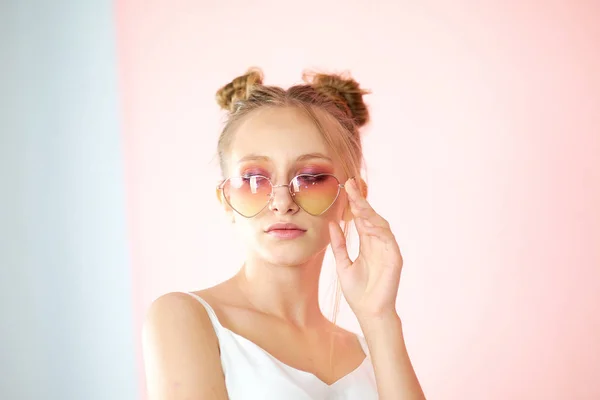 Beleza alegre Jovem modelo de moda menina em óculos rosa — Fotografia de Stock