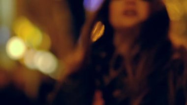 Yavaş hareket kadın sokak boyunca yürüyüş, bulanık