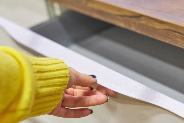 Mano a mano apertura puerta del gabinete en la cocina — Foto de Stock