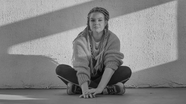 Mladá krásná dívka, která seděla na podlaze. moderní obraz teenagerů — Stock fotografie